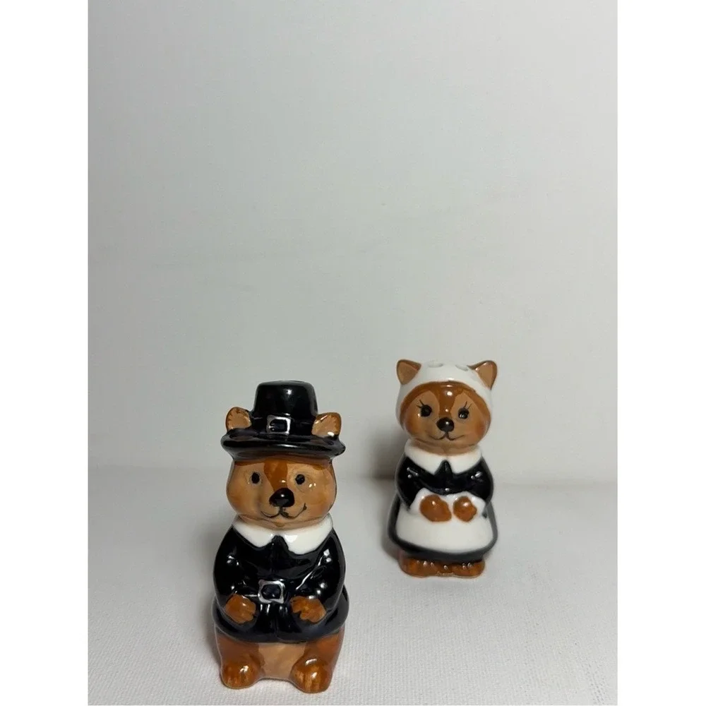 Cracker Barrel Pilgrim Squirrel Couple Mini Salt & Pepper Shakers Ceramic NWT